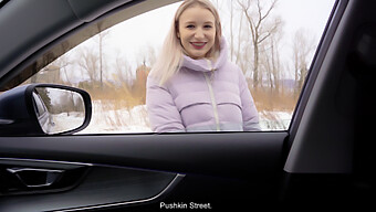 La Amateur Checa Chupa Para Dar Una Vuelta En Un Coche