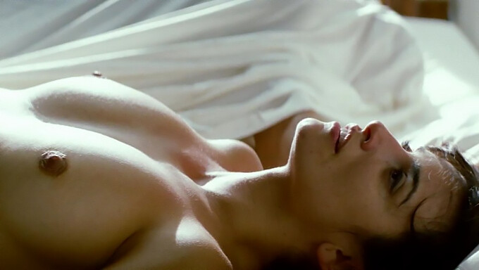 Penelope Cruz en "Broken Embraces" La Parte 4 muestra sus grandes tetas naturales y su cuerpo perfecto