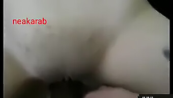 Pacar Arab Memuaskan Vaginanya Dalam Video Seks Ini.