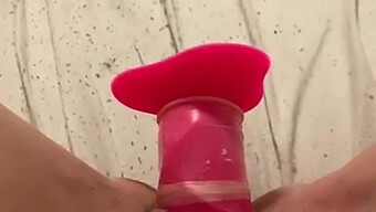 Amateur Tiener Geniet Van Solo Masturbatie Met Een Oversized Dildo