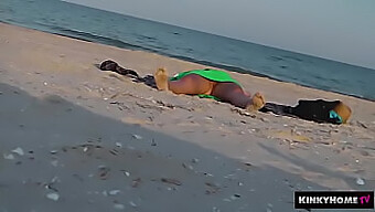 Imágenes Capturadas En Secreto De Una Chica Desnuda En Una Playa Oculta