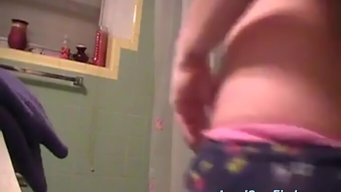 Rolig gravid webcam-show med en kurvig brunett