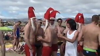 Aventura al aire libre de un hombre durante el festival