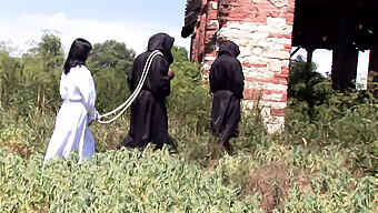 Zwei Freche Jungs Disziplinieren Ein Wunderschönes Mädchen In Einer Heißen Begegnung