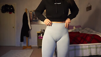 Sportief Meisje Met Een Strakke Cameltoe In Een Sportbroekje