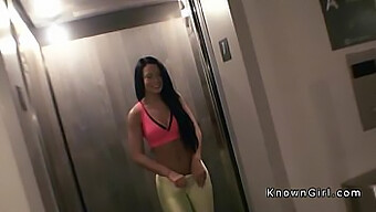 Remaja Brunette Kecil Diliwat Dari Belakang Di Bilik Hotel Dalam Pov