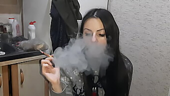 我吸烟的女友和另一个女孩一起看我的自制视频 - 女同性恋幻想女孩