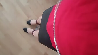 Sissy Berpakaian Pantyhose Berjalan Di Atas Tumit Tinggi Dalam Penghinaan Bdsm