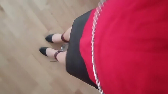 Sissy v punčochách chodí na podpatcích v BDSM ponížení