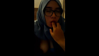 Gadis Bertudung Indonesia Memberikan Blowjob