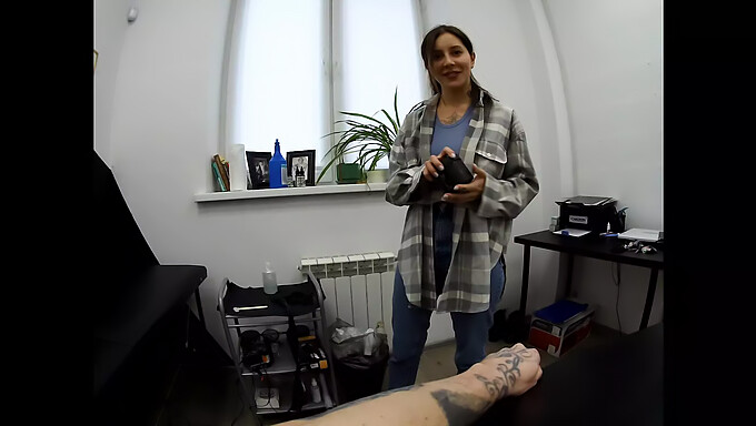 Assista a uma garota tatuada dar prazer aos seus clientes com habilidades orais e de garganta profunda!