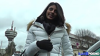 La Jeune Adolescente Française Et Indienne Anais La Brune Se Fait Remplir Les Trous De Plaisir