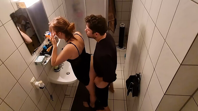 Amateur stiefdochter betrapt op camera in badkamer met stiefbroer