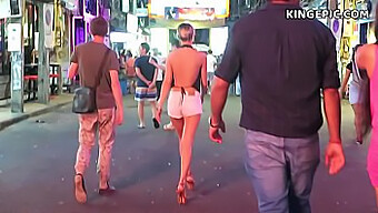 Turista Sexual Explora O Distrito Da Luz Vermelha Da Tailândia.