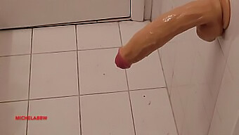 Amateurtyp verwöhnt sich im Badezimmer mit großem Glied