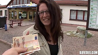 Vollbusige Deutsche Frau Führt Tittenfick Aus Und Erhält Geld Für Ihre Dienste