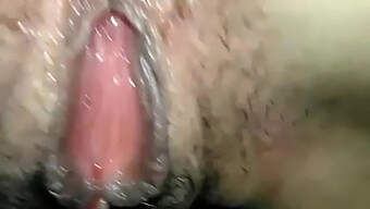 Aksi menggosok lubang dubur dalam video porno ini.