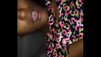 Adolescente negra tiene su culo apretado estirado en este video de 18+