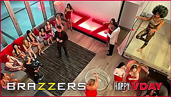 Bunny Colby, Keira Croft, Aubree Valentine Và Scarlit Scandal Tham Gia Cùng Hai Người Đàn Ông May Mắn Trong Một Buổi Tình Dục Nhóm Hoang Dã - Brazzers