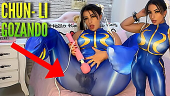 Chun Li cosplay-kaunotar nauttii soololeikistä Hitachin vibraattorin kanssa intensiiviseen orgasmiin asti