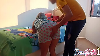 Nevlastní otec mě překvapí sám v mém pokoji a využije příležitosti k drsnému sexu