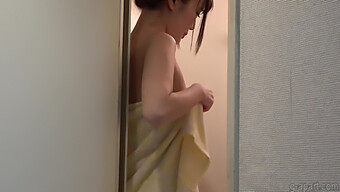 Die Japanische Schulmädchen Sarina Kurokawa Zeigt Ihren Körper Unter Der Dusche Vor Der Kamera