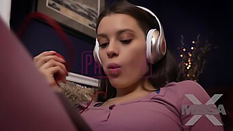 Lana Rhoades estrela em um vídeo tabu sobre assistir pornografia com sua irmã - prévia