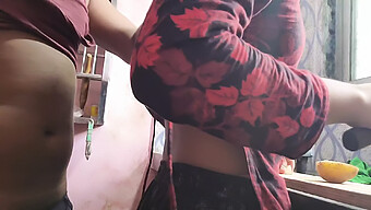 Kitchen Me: Video Tự Làm Của Một Bà Mẹ Dâm Đãng Desi Với Vòng Một Khổng Lồ