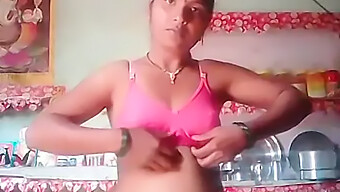 Tía India Captura Selfie Desnuda Para Ti