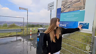 Pov Pohľad Na Odvážne Verejné Stretnutie S Tínedžerkou