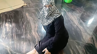 Gadis Hijabi Muda Mencari Pertemuan Seksual Baru Dengan Dever