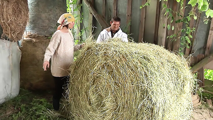 Amatőr európai farmhandek élvezik a szabadtéri anális szexet