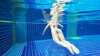 Festa De Piscina Nua De Mais De 18 Anos Leva A Um Gozo Intenso