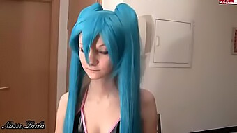 Nemecká Tínedžerka Sa Zapája Do Cosplay Sexu S Miku Hatsune, Dostáva Tvár A Orálny Sex