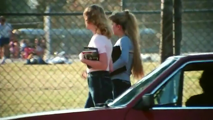 Drie wulpse brunettes met natuurlijk haar verkennen hun verlangens