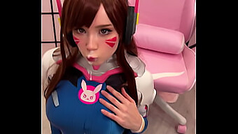 Uma garota cosplaying com cabelos castanhos chupa e ejacula no rosto de um pênis em uma roupa D.Va