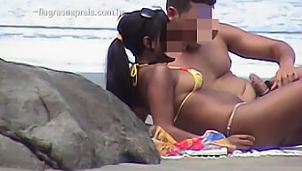 Casal adolescente amador desfruta de sexo ao ar livre na praia.