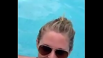 Öffentlicher Pool Blowjob Auf Handy Aufgenommen