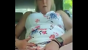 Milf Blonde Sexy Atteint L'Orgasme Dans Un Véhicule