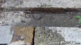 Amatér Přistihne Japonské Dívky, Jak Močí Na Veřejnosti