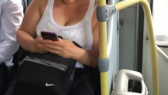 Les Seins D'Une Milf Se Trémoussent Dans Le Bus Public