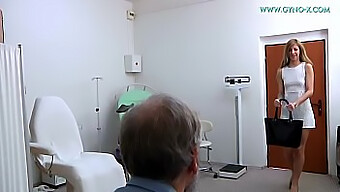 A Visita Do Médico De Barbra Resulta Em Um Orgasmo Médico