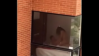 Momento Intimo Di Giovane Coppia Interrotto Da Un Visitatore Inaspettato In Appartamento