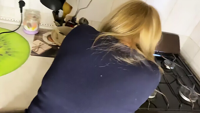 Grote kont MILF krijgt haar strakke kont opgerekt in een zelfgemaakte video