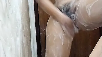 Madre Milf Pillada En Un Encuentro Caliente En El Baño Con Su Novio