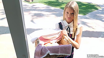 Una Chica Aparentemente Inocente Con Un Vestido Pequeño Vende Galletas Y Es Follada Duro (Asuna Fox)