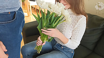 Große Natürliche Titten Hüpften, Als Enge Muschi Mit Sperma Gefüllt Wurde