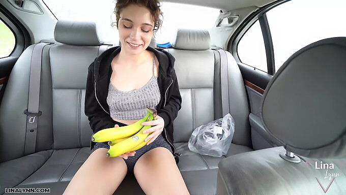 Lina Lynn's outdoor masturbation with banana - German amateur video