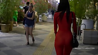 Outdoor-Ausstellung Einer Vollbusigen Milf In Einem Durchsichtigen Kleid