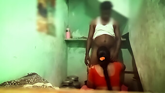 Tante India Melakukan Pertemuan Panas Di Kamar Mandi Dengan Pria Muda